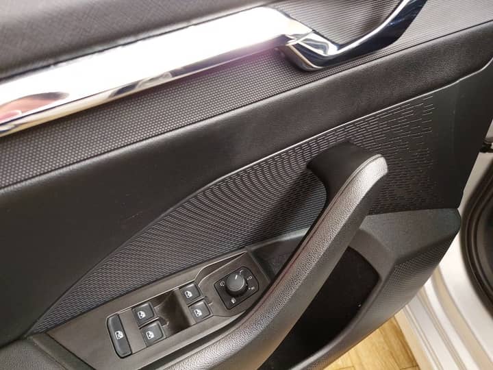 Slika prikazuje unutrašnjost vrata automobila (panel kontrole).