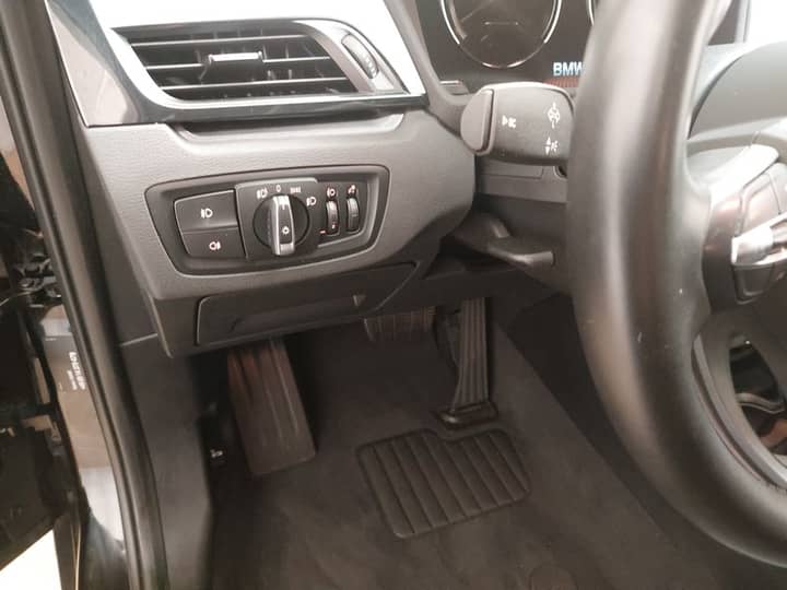 Slika prikazuje unutrašnjost vozila (volan i pedale).