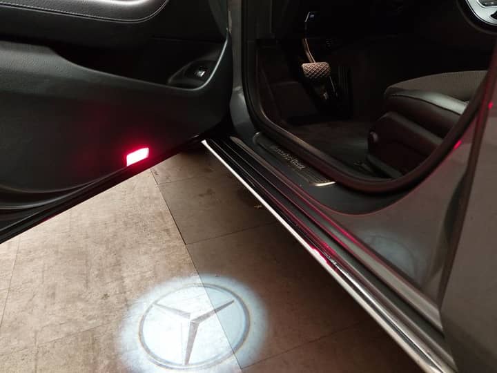 Slika prikazuje unutrašnjost vozila, otvorena vrata i prag.