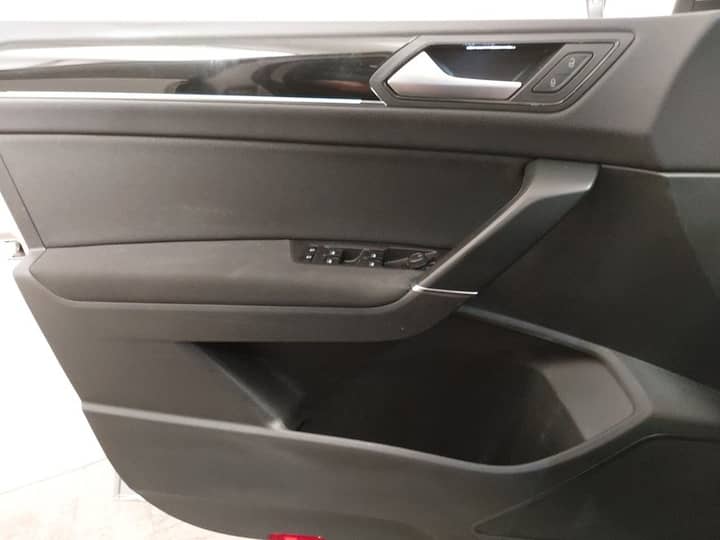 Slika prikazuje unutrašnjost vrata automobila.