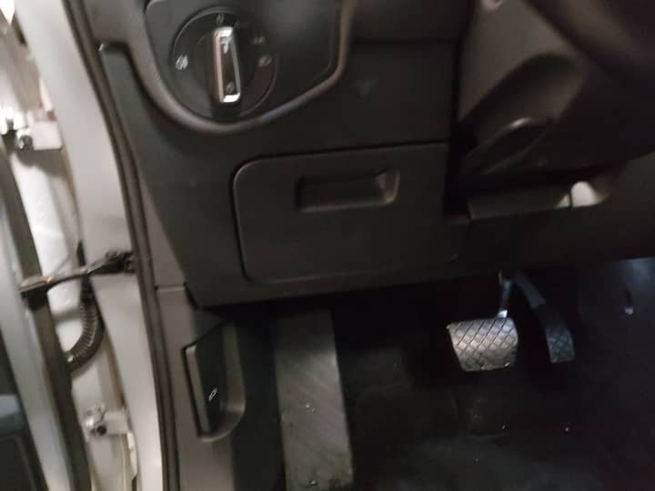 Slika prikazuje unutrašnjost vozila (pedale i instrument ploča).