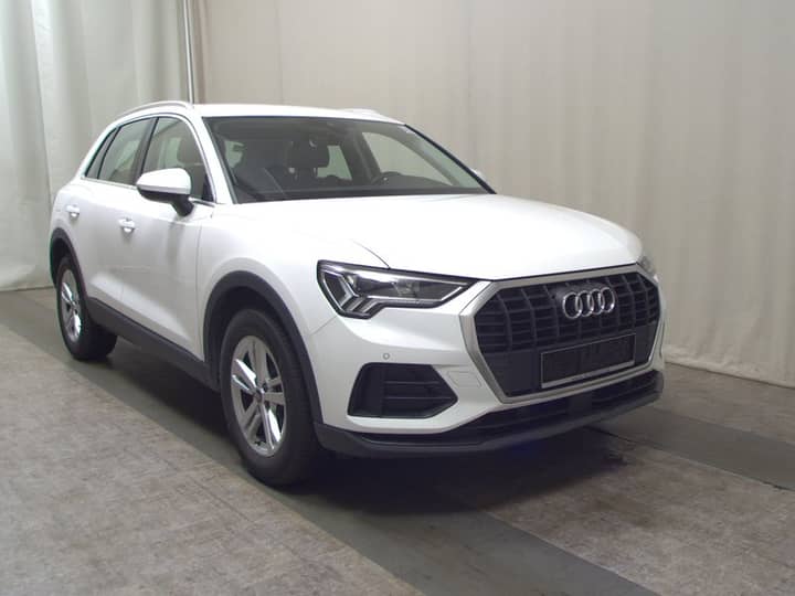 Snimka vanjskog dijela auta: bijeli SUV Audi s desnim prednjim kutem u prostoru za fotografiju.