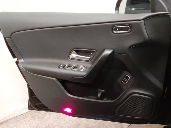 Slika prikazuje unutrašnjost vrata automobila.