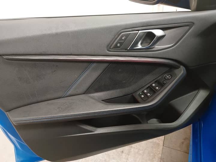 Slika prikazuje unutrašnjost vozila (panel vrata i kontrole).