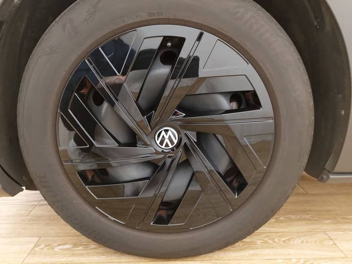 Slika prikazuje vanjsku stranu kotača vozila s VW logom.