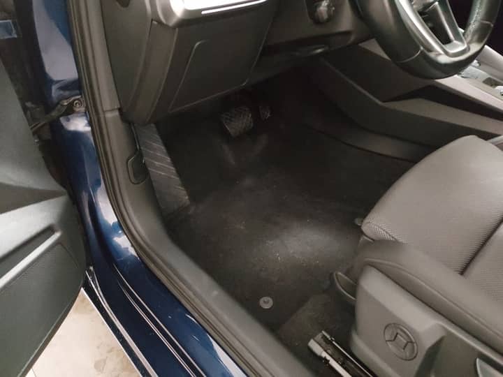 Slika prikazuje unutrašnjost vozila – prednji prostor.