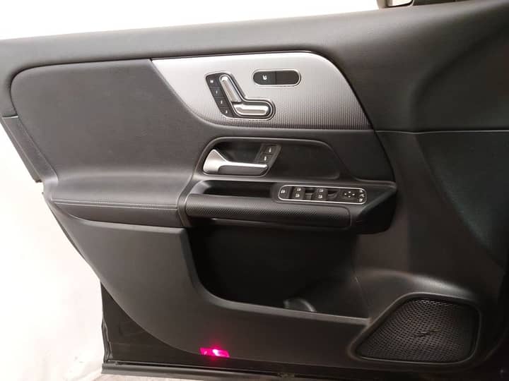 Unutrašnjost vozila: panel s gumbima i komandama.
