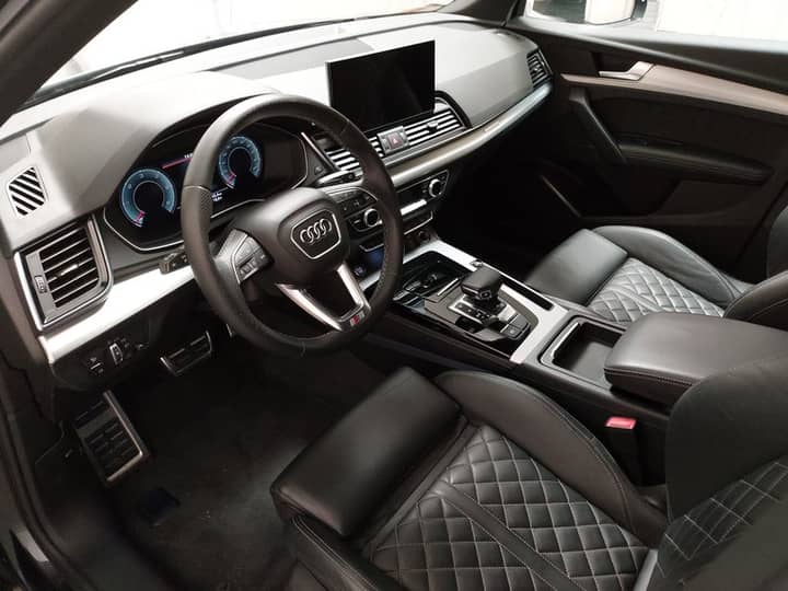 Slika prikazuje unutrašnjost automobila, volan i sjedala.