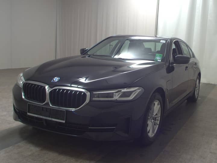 Crni BMW limuzina pozvana naprijed s prednjim lijevim kutom natrag u zatvorenom prostoru.