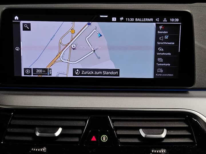 Unutrašnjost vozila s infotainment sustavom na dodirnom zaslonu i uskim centralnim dijelom dashboarda.