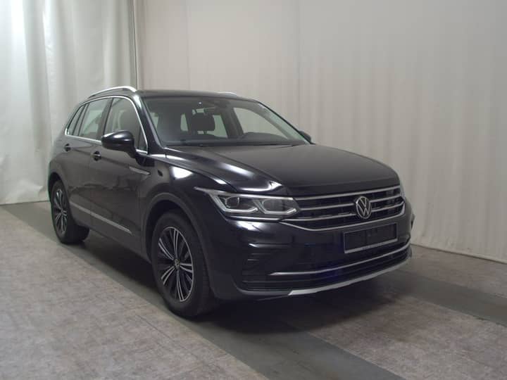 Crni SUV/multivan s prednjim lijevim kutem na zatvoren prostoriju. Vidljiv vanjski karoserija, prednji dio i točkovi.