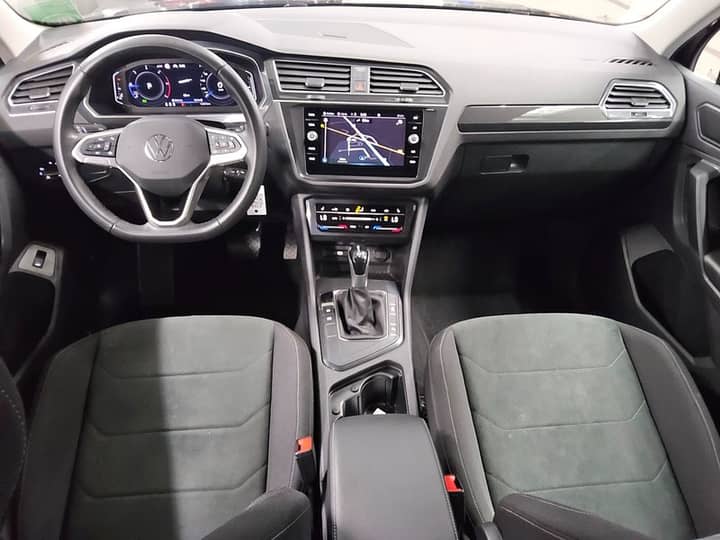 Prikaz unutarnjeg prostora automobila: kokpit s volanom, zaslonom i detaljima.