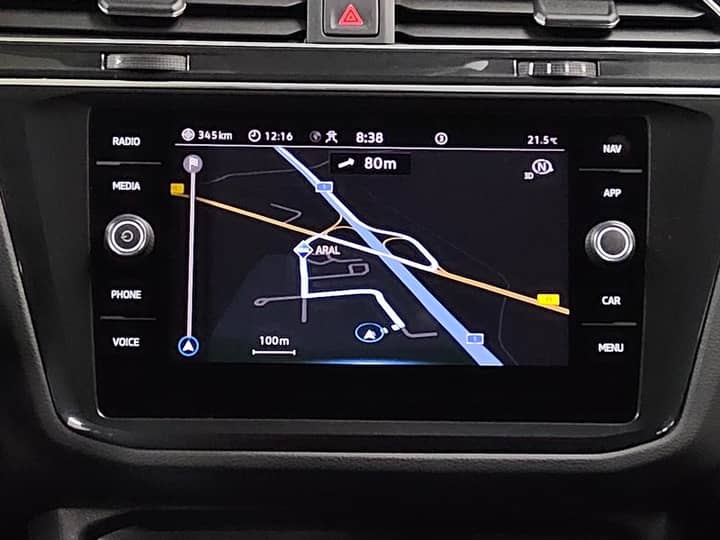Na zaslonu podeblan prikaz navigacijskog zaslona unutar vozila.