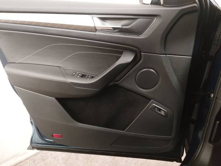 Slika prikazuje unutrašnjost vrata automobila.