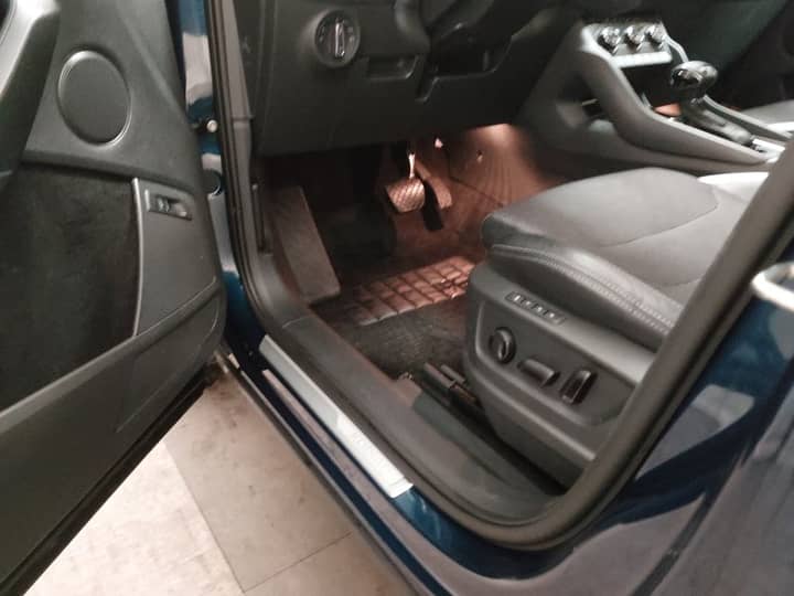 Slika prikazuje unutrašnjost vozila (volan i sjedala).