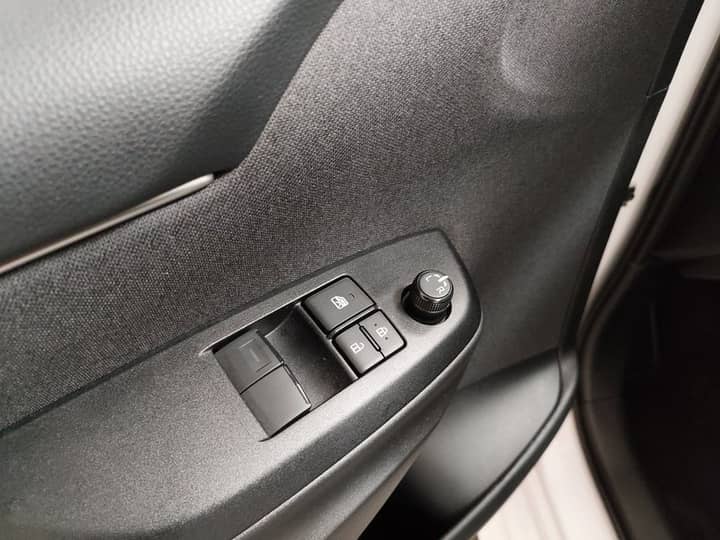 Slika prikazuje unutrašnjost vozila – panel vrata i prozora.