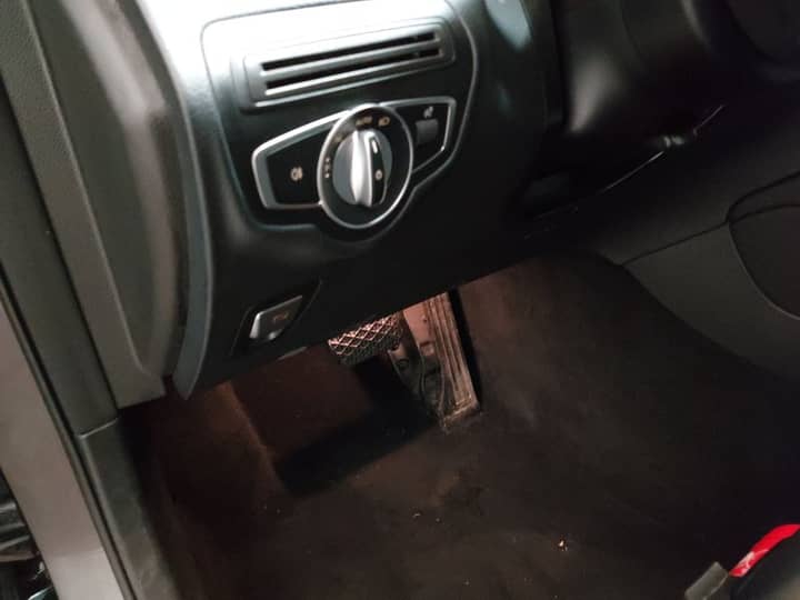 Slika prikazuje unutrašnjost vozila (nadzorna ploča i područje vozača).