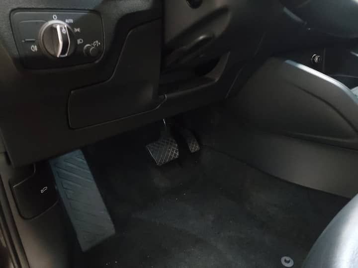 Slika prikazuje unutrašnjost vozila, fokus na prostor pedala.