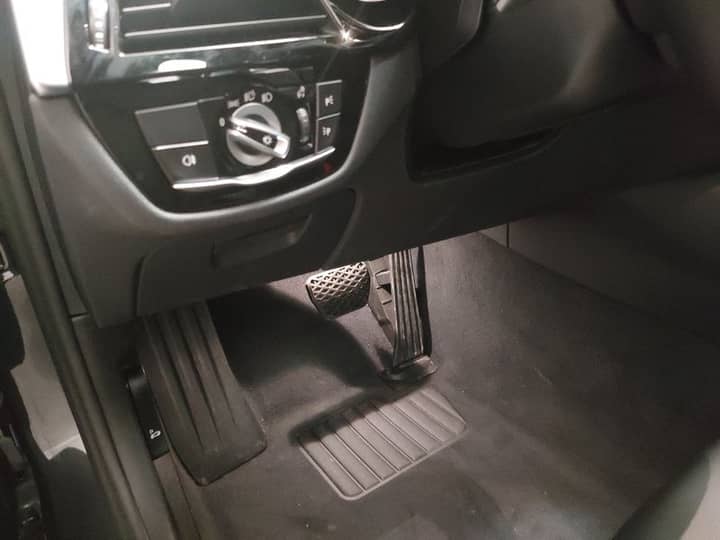 Slika prikazuje unutrašnjost vozila (pedale).