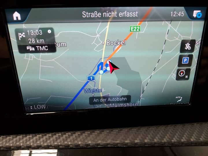 Slika prikazuje interijer vozila s navigacijskim zaslonom.