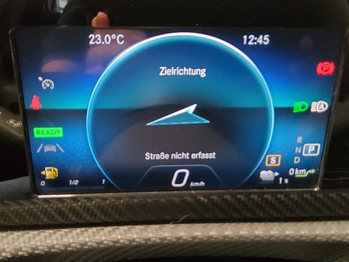 Slika prikazuje unutrašnjost vozila (instrument ploča i zaslon).