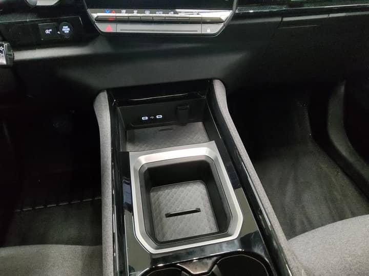 Slika prikazuje unutrašnjost vozila, centar konzole i kontrole.