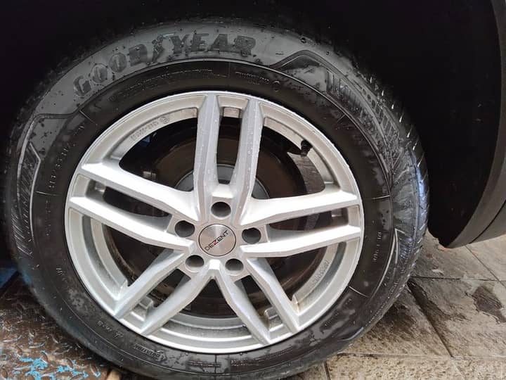 Slika prikazuje vanjsku stranu kotača automobila.