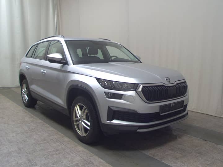 Slika prikazuje vanjštinu automobila s naglaskom na karoseriju.