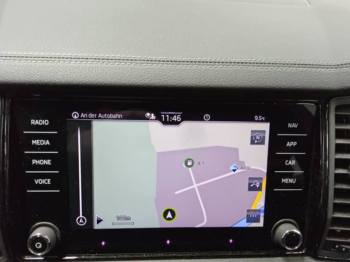 Slika prikazuje unutrašnjost vozila (središnji zaslon navigacije).