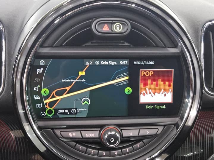 Slika prikazuje unutrašnjost vozila s navigacijskim zaslonom.