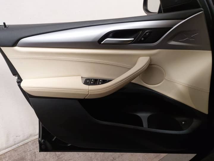 Slika prikazuje unutrašnjost vrata automobila.