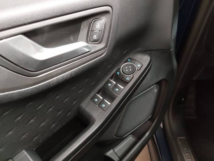 Slika prikazuje unutrašnjost vozila – kontrolni panel vrata.