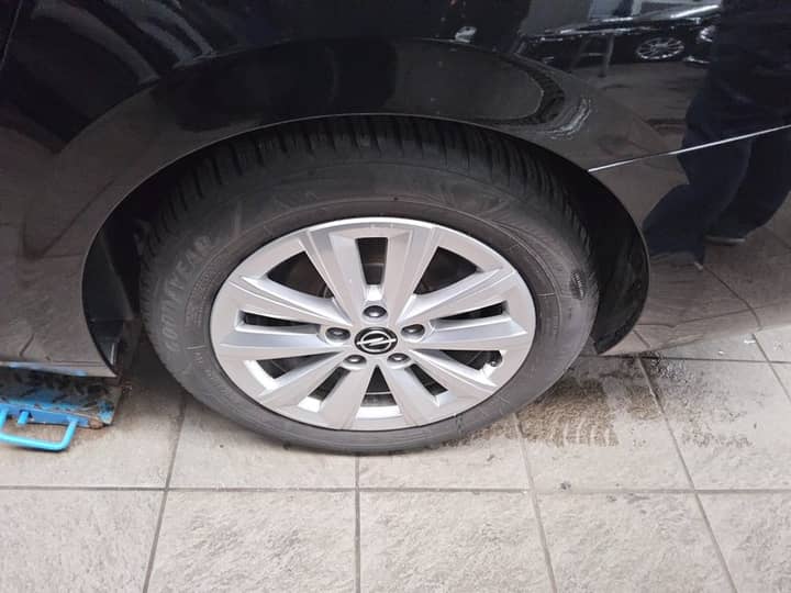 Slika prikazuje vanjski dio vozila (kotač i felga).