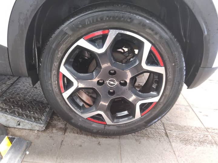 Slika prikazuje vanjski dio vozila (kotač).
