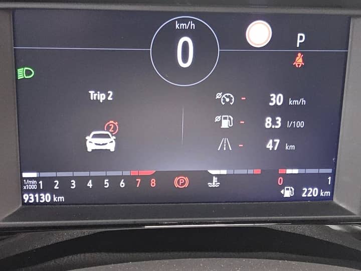 Slika prikazuje unutrašnjost vozila i instrument ploče.