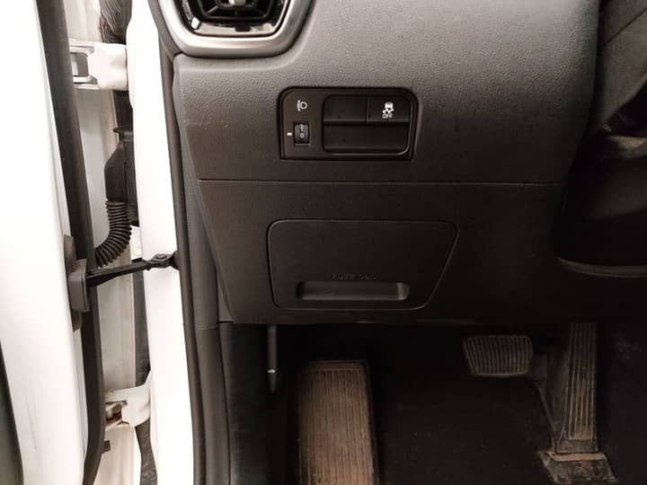 Slika prikazuje unutrašnjost vozila (pedale i instrument ploču).