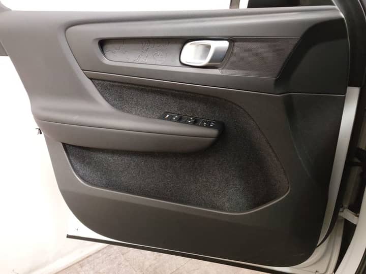 Slika prikazuje unutrašnjost vozila – vrata i panel.
