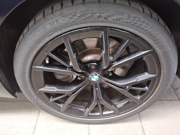 Slika prikazuje vanjski dio automobila, fokus na kotač.