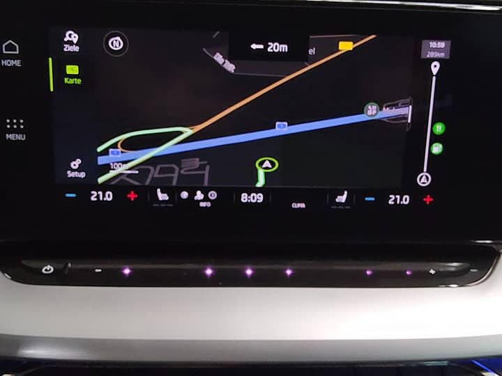 Slika prikazuje unutrašnjost vozila, zaslon navigacije.