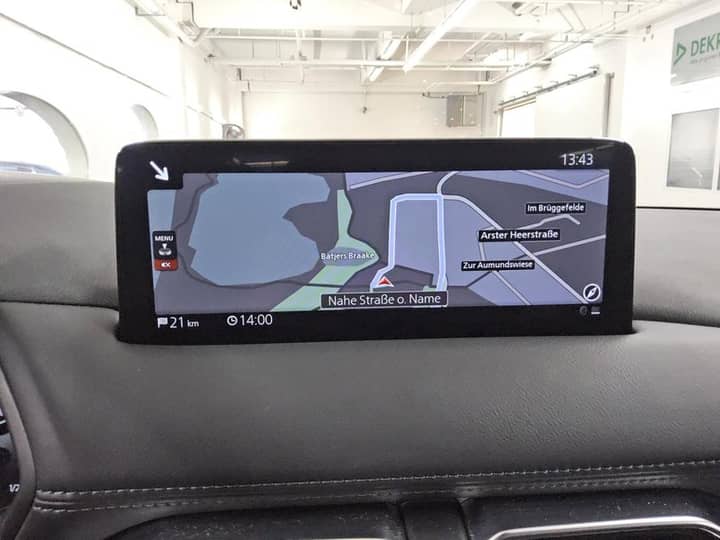 Slika prikazuje unutrašnjost vozila i navigacijski zaslon.