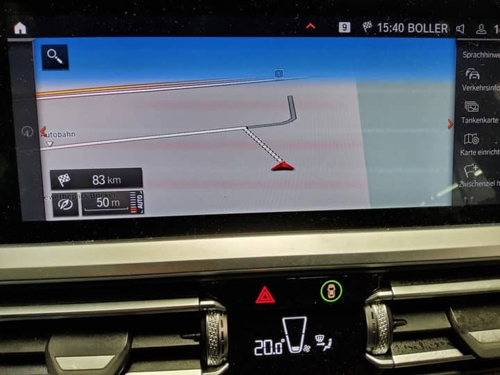 Slika prikazuje unutrašnjost vozila; zaslon navigacije.