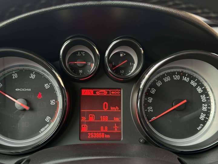 Slika prikazuje unutrašnjost vozila, instrument ploče i kontrole.