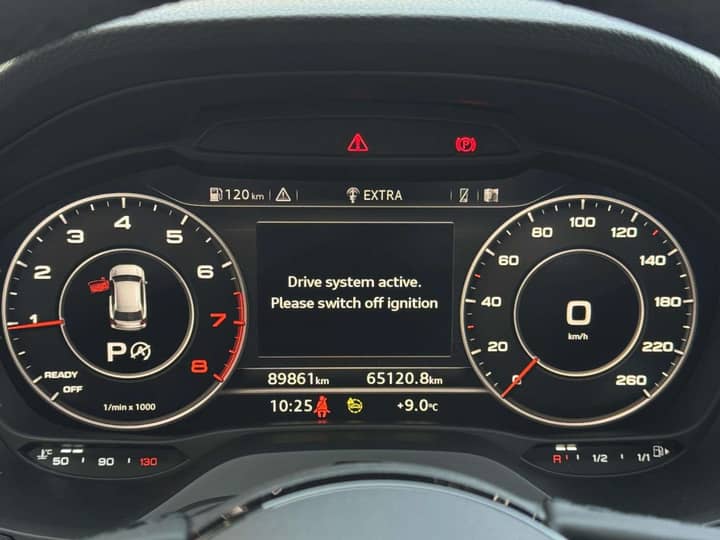 Slika prikazuje unutrašnjost vozila – instrument ploča i volan.