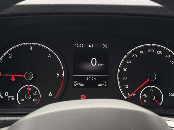 Slika prikazuje unutrašnjost vozila – instrument ploča vidljiva.