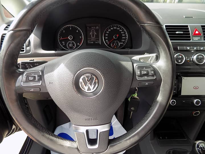 Slika prikazuje unutrašnjost vozila (volan i instrument ploča).
