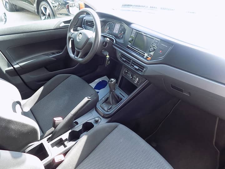 Slika prikazuje unutrašnjost vozila (volan i sjedala).