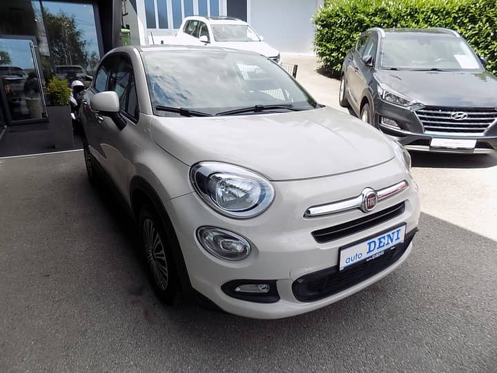 Slika prikazuje vanjski izgled vozila, fokus na prednji dio.