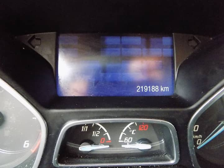 Slika prikazuje unutrašnjost vozila, instrument ploče.