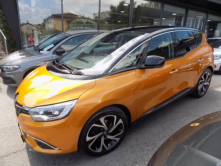 Slika prikazuje vanjsku karoseriju vozila.