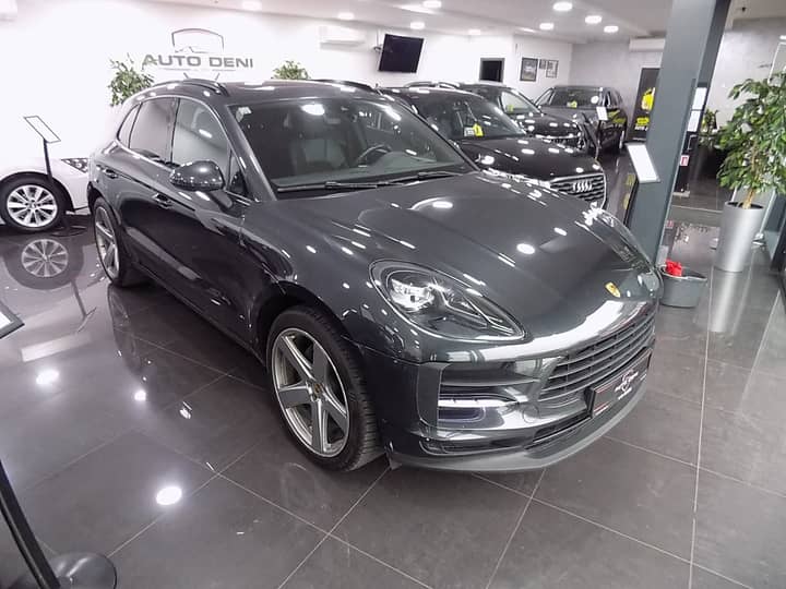 Slika prikazuje vanjsku stranu vozila (eksterijer) u showroomu.
